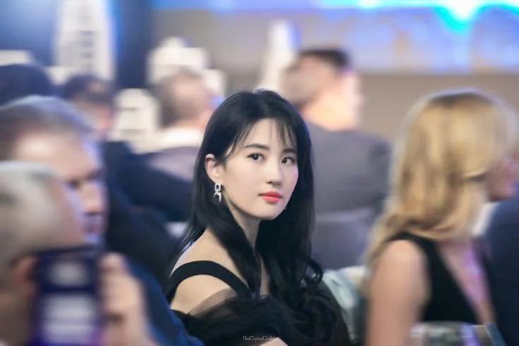 Crystal Liu (Liu Yifei) at an event